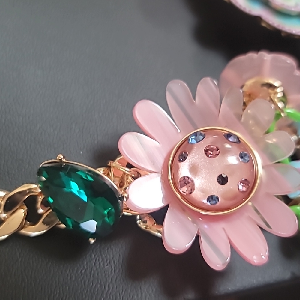Betsey Johnson flower necklace - Picture 5 of 8